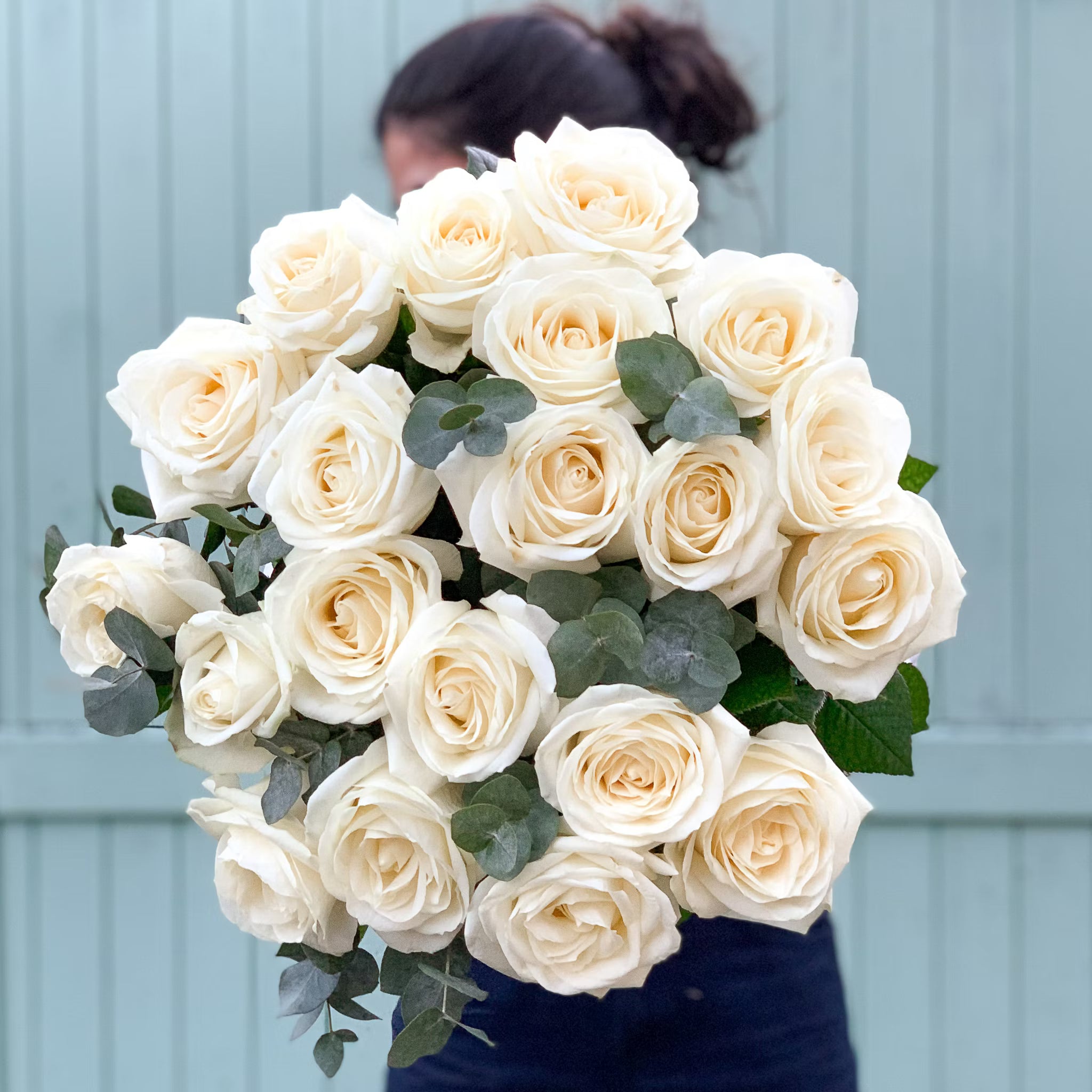 Bouquet de roses fraîches réalisé par un fleuriste artisanal